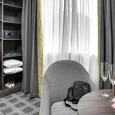 Plaza Hotel 4*